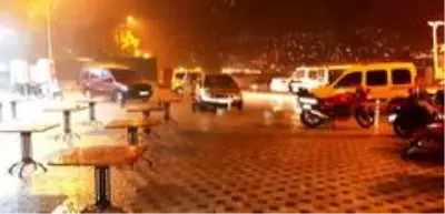 Bir anda bastıran sağanak yağmurda turistler kaçacak yer aradı Bir anda bastıran sağanak yağmurda turistler kaçacak yer aradı