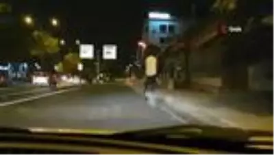 Biri bisikleti sürdü diğeri bisikletin arkasında ayakta böyle yolculuk yaptı Biri bisikleti sürdü diğeri bisikletin arkasında ayakta böyle yolculuk yaptı