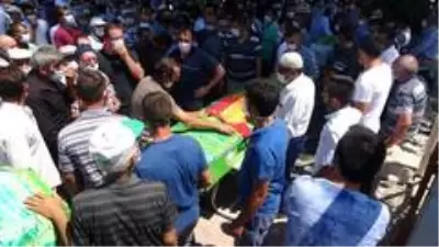Son dakika haber... Boğularak hayatını kaybeden baba ve çocukları son yolculuğuna uğurlandı Son dakika haber... Boğularak hayatını kaybeden baba ve çocukları son yolculuğuna uğurlandı