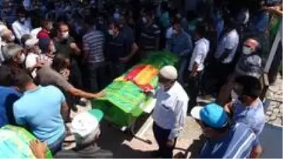 Son dakika haber... Boğularak hayatını kaybeden baba ve çocukları son yolculuğuna uğurlandı Son dakika haber... Boğularak hayatını kaybeden baba ve çocukları son yolculuğuna uğurlandı
