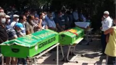 Son dakika haber... Boğularak hayatını kaybeden baba ve çocukları son yolculuğuna uğurlandı Son dakika haber... Boğularak hayatını kaybeden baba ve çocukları son yolculuğuna uğurlandı