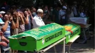 Son dakika haber... Boğularak hayatını kaybeden baba ve çocukları son yolculuğuna uğurlandı Son dakika haber... Boğularak hayatını kaybeden baba ve çocukları son yolculuğuna uğurlandı