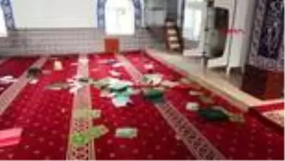 BURSA Camideki kitaplara zarar verip, ses sistemini bozdular BURSA Camideki kitaplara zarar verip, ses sistemini bozdular