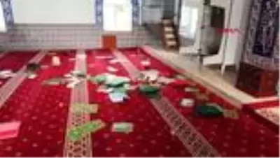 BURSA Camideki kitaplara zarar verip, ses sistemini bozdular BURSA Camideki kitaplara zarar verip, ses sistemini bozdular