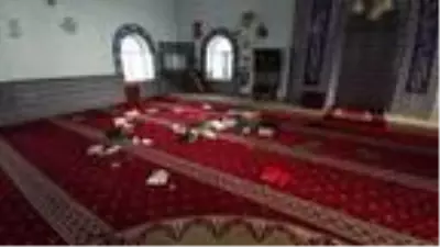 Camiye büyük saygısızlık! Dini kitaplara zarar verip, ses sistemini bozdular Camiye büyük saygısızlık! Dini kitaplara zarar verip, ses sistemini bozdular