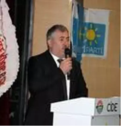 İYİ Partili ilçe başkanı, cenaze töreninde AK Partili eski vekilin üzerine yürüdü İYİ Partili ilçe başkanı, cenaze töreninde AK Partili eski vekilin üzerine yürüdü