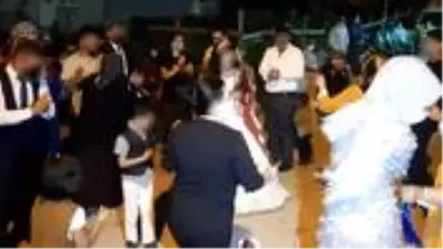 'Düğüne kimse gelmez' diyerek hastalığını saklayan kovidli kaynana herkese virüs bulaştırdı 'Düğüne kimse gelmez' diyerek hastalığını saklayan kovidli kaynana herkese virüs bulaştırdı