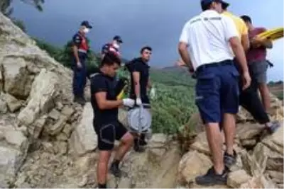 Denizde bulunan ceset teleferikle 350 metrelik yamaçtan yukarı taşındı Denizde bulunan ceset teleferikle 350 metrelik yamaçtan yukarı taşındı