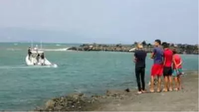 Denizde kaybolan 17 yaşındaki çocuk için helikopter destekli arama Denizde kaybolan 17 yaşındaki çocuk için helikopter destekli arama