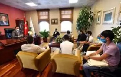 Doğu Türkistanlı Öğrencilerden Dündar'a teşekkür Doğu Türkistanlı Öğrencilerden Dündar'a teşekkür