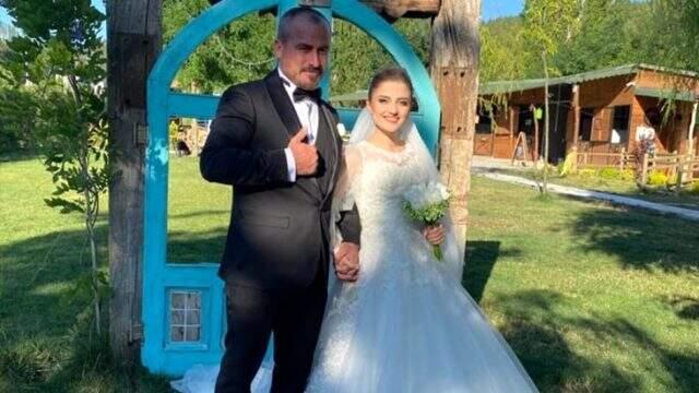 Düğünde ilginç görüntüler! Damadın başında onlarca yumurta kırıldı, yanık yağ döküldü Düğünde ilginç görüntüler! Damadın başında onlarca yumurta kırıldı, yanık yağ döküldü