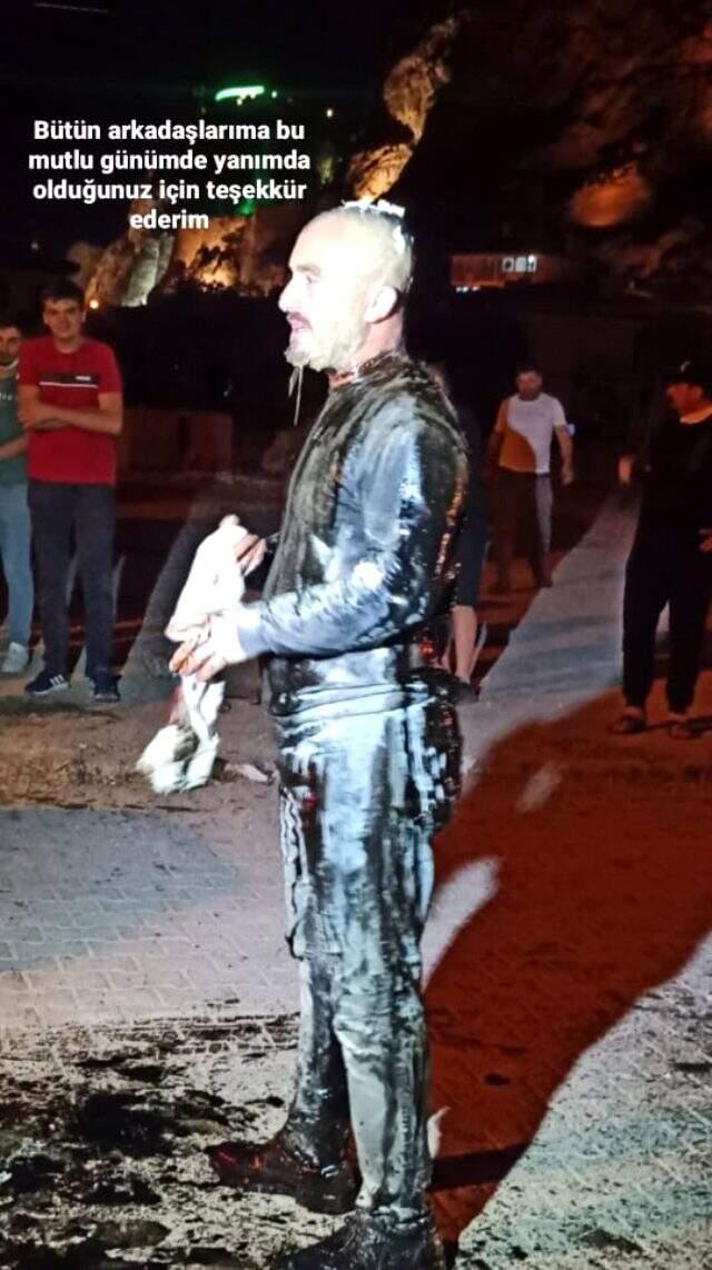 Düğünde ilginç görüntüler! Damadın başında onlarca yumurta kırıldı, yanık yağ döküldü Düğünde ilginç görüntüler! Damadın başında onlarca yumurta kırıldı, yanık yağ döküldü