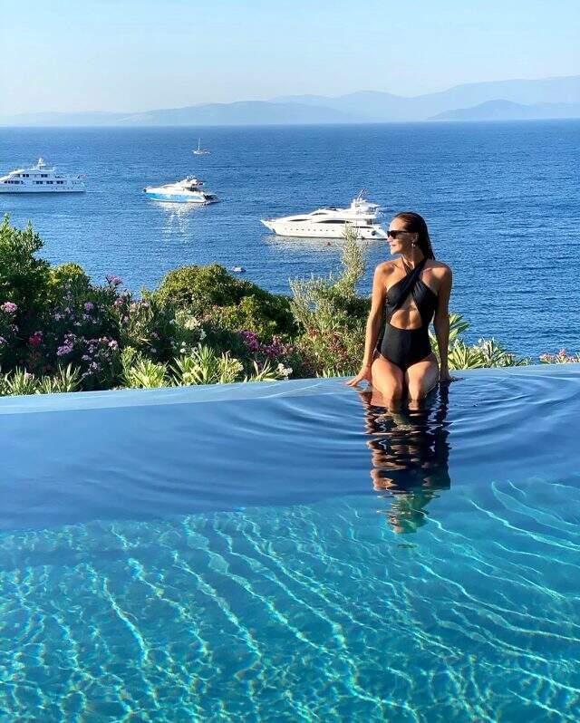 Ebru Şallı'dan aşk dolu tatil pozları Ebru Şallı'dan aşk dolu tatil pozları