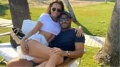 Ebru Şallı, aşk dolu tatil pozlarına devam ediyor Ebru Şallı, aşk dolu tatil pozlarına devam ediyor