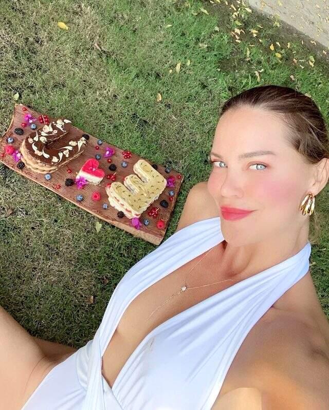 Ebru Şallı'dan aşk dolu tatil pozları Ebru Şallı'dan aşk dolu tatil pozları