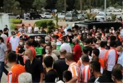 Kansere yenik düşen spiker Emre Gönlüşen son yolculuğuna uğurlandı Kansere yenik düşen spiker Emre Gönlüşen son yolculuğuna uğurlandı