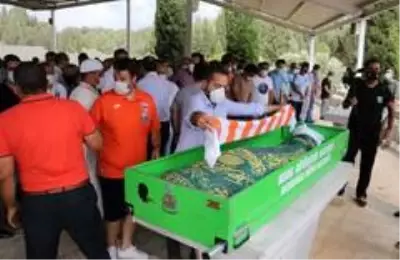 Kansere yenik düşen spiker Emre Gönlüşen son yolculuğuna uğurlandı Kansere yenik düşen spiker Emre Gönlüşen son yolculuğuna uğurlandı
