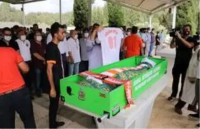 Kansere yenik düşen spiker Emre Gönlüşen son yolculuğuna uğurlandı Kansere yenik düşen spiker Emre Gönlüşen son yolculuğuna uğurlandı