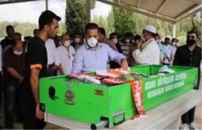 Kansere yenik düşen spiker Emre Gönlüşen son yolculuğuna uğurlandı Kansere yenik düşen spiker Emre Gönlüşen son yolculuğuna uğurlandı
