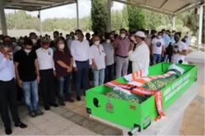 Kansere yenik düşen spiker Emre Gönlüşen son yolculuğuna uğurlandı Kansere yenik düşen spiker Emre Gönlüşen son yolculuğuna uğurlandı