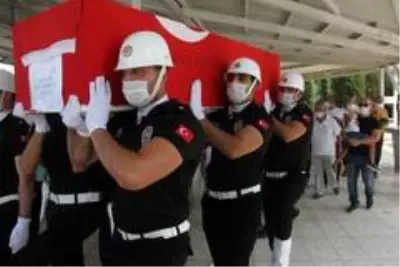 Evinde ölü bulunan özel harekat polisi toprağa verildi Evinde ölü bulunan özel harekat polisi toprağa verildi