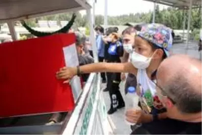 Evinde ölü bulunan özel harekat polisi toprağa verildi Evinde ölü bulunan özel harekat polisi toprağa verildi