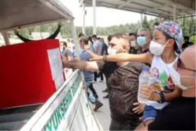 Evinde ölü bulunan özel harekat polisi toprağa verildi Evinde ölü bulunan özel harekat polisi toprağa verildi