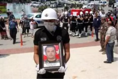 Evinde ölü bulunan özel harekat polisi toprağa verildi Evinde ölü bulunan özel harekat polisi toprağa verildi
