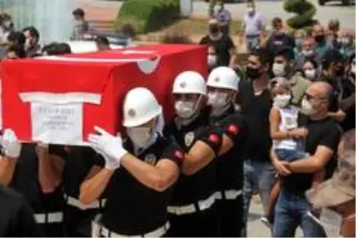 Evinde ölü bulunan özel harekat polisi toprağa verildi Evinde ölü bulunan özel harekat polisi toprağa verildi