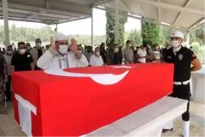 Evinde ölü bulunan özel harekat polisi toprağa verildi Evinde ölü bulunan özel harekat polisi toprağa verildi