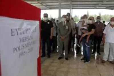 Evinde ölü bulunan özel harekat polisi toprağa verildi Evinde ölü bulunan özel harekat polisi toprağa verildi