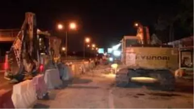 Eyüpsultan'da çöken üst geçitte enkaz kaldırma çalışması gece de devam ediyor Eyüpsultan'da çöken üst geçitte enkaz kaldırma çalışması gece de devam ediyor