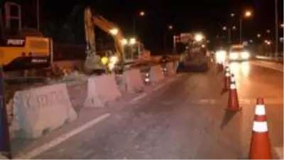Eyüpsultan'da çöken üst geçitte enkaz kaldırma çalışması gece de devam ediyor Eyüpsultan'da çöken üst geçitte enkaz kaldırma çalışması gece de devam ediyor