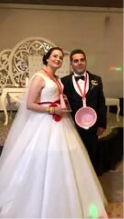 Altın fiyatlarının artması bunu da yaptırdı! Gelin ve damada rende ve süzgeç taktılar Altın fiyatlarının artması bunu da yaptırdı! Gelin ve damada rende ve süzgeç taktılar