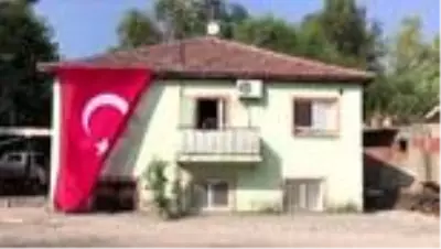 Hakkari'de şehit olan özel harekat polisinin acı haberi Antalya'daki ailesine verildi Hakkari'de şehit olan özel harekat polisinin acı haberi Antalya'daki ailesine verildi