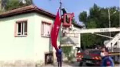 Hakkari'de şehit olan özel harekat polisinin acı haberi Antalya'daki ailesine verildi Hakkari'de şehit olan özel harekat polisinin acı haberi Antalya'daki ailesine verildi
