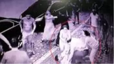 Duman yüzünden birbirine giren iki ailenin tekmeli yumruklu kavgası kamerada Duman yüzünden birbirine giren iki ailenin tekmeli yumruklu kavgası kamerada