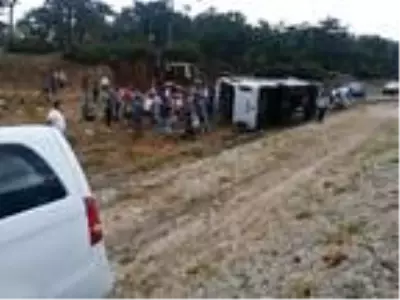 İşçilerin taşındığı servis midibüsü şarampole devrildi: 2 ölü, 18 yaralı İşçilerin taşındığı servis midibüsü şarampole devrildi: 2 ölü, 18 yaralı