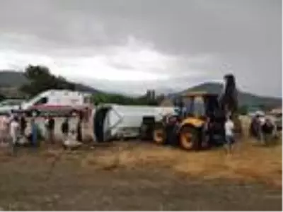 İşçilerin taşındığı servis midibüsü şarampole devrildi: 2 ölü, 18 yaralı İşçilerin taşındığı servis midibüsü şarampole devrildi: 2 ölü, 18 yaralı