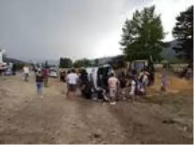İşçilerin taşındığı servis midibüsü şarampole devrildi: 2 ölü, 18 yaralı İşçilerin taşındığı servis midibüsü şarampole devrildi: 2 ölü, 18 yaralı