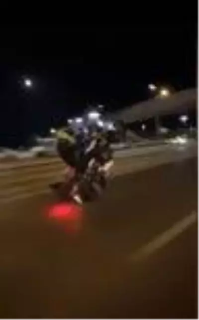 İstanbul'da motosikletli magandanın 'drift', 'makas' ve 'tek teker' terörü kamerada İstanbul'da motosikletli magandanın 'drift', 'makas' ve 'tek teker' terörü kamerada