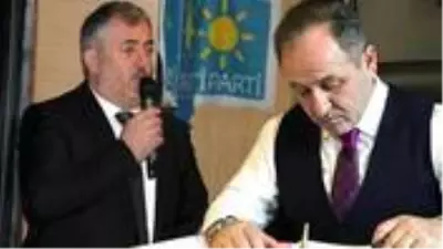 İYİ Partili ilçe başkanı, cenaze töreninde AK Partili eski vekilin üzerine yürüdü İYİ Partili ilçe başkanı, cenaze töreninde AK Partili eski vekilin üzerine yürüdü