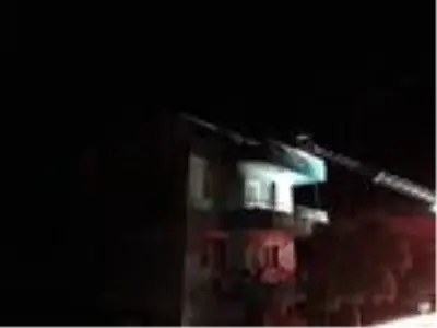 İzmir'de 3 katlı binanın çatısına yıldırım düştü İzmir'de 3 katlı binanın çatısına yıldırım düştü