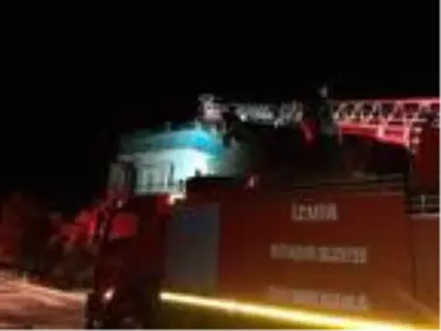 İzmir'de 3 katlı binanın çatısına yıldırım düştü İzmir'de 3 katlı binanın çatısına yıldırım düştü