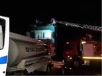 İzmir'de 3 katlı binanın çatısına yıldırım düştü İzmir'de 3 katlı binanın çatısına yıldırım düştü