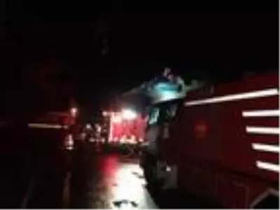 İzmir'de 3 katlı binanın çatısına yıldırım düştü İzmir'de 3 katlı binanın çatısına yıldırım düştü