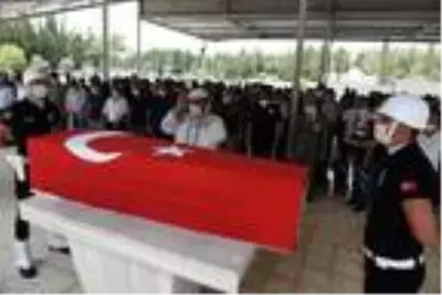 Kalp krizi geçiren özel harekat polisi toprağa verildi Kalp krizi geçiren özel harekat polisi toprağa verildi
