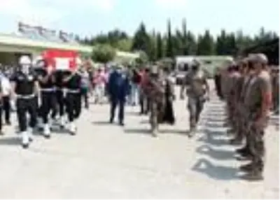 Kalp krizi geçiren özel harekat polisi toprağa verildi Kalp krizi geçiren özel harekat polisi toprağa verildi