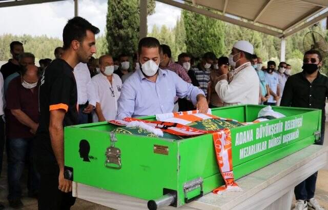 Kansere yenik düşen spiker Emre Gönlüşen son yolculuğuna uğurlandı Kansere yenik düşen spiker Emre Gönlüşen son yolculuğuna uğurlandı