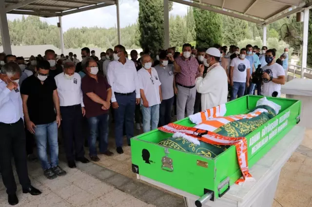 Kansere yenik düşen spiker Emre Gönlüşen son yolculuğuna uğurlandı Kansere yenik düşen spiker Emre Gönlüşen son yolculuğuna uğurlandı